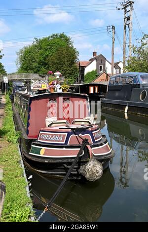 Newbury, Bekshire, England - 2021. Juni: Vor einem Hausboot, das in einem Yachthafen am Kennet- und Avon-Kanal im Zentrum von Newbury festgemacht ist Stockfoto