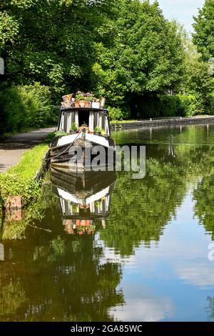 Newbury, Bekshire, England - 2021. Juni: Vor einem Hausboot, das in einem Yachthafen am Kennet- und Avon-Kanal nahe dem Zentrum von Newbury festgemacht ist Stockfoto