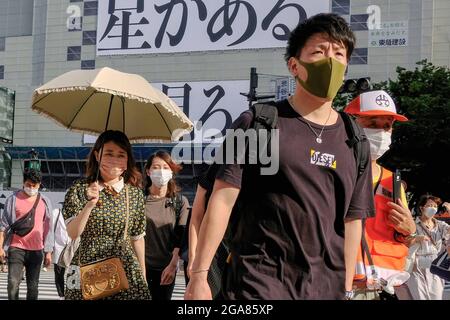 Tokio, Japan. Juli 2021. Fußgänger mit Gesichtsmasken als vorbeugende Maßnahme gegen die Ausbreitung von covid-19 gehen über den Shibuya Crossing in Tokio. Tokio meldete am Donnerstag 3,865 neue Fälle, gegenüber 3,177 am Mittwoch, und verdoppelte die Zahl vor einer Woche, was einen Rekordwert seit Beginn der Pandemie Anfang letzten Jahres darstellt. (Bild: © James MATSMOoto/SOPA Images via ZUMA Press Wire) Stockfoto