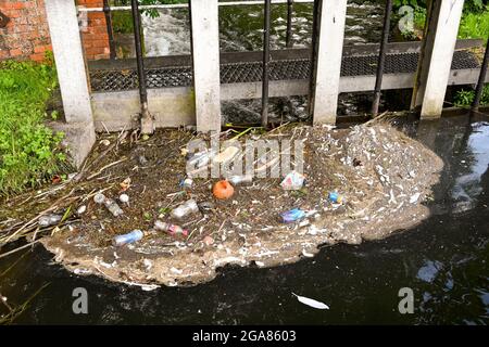 Newbury, Bekshire, England - 2021. Juni: Müll schwimmt auf dem Wasser am Rande eines Schleusentores am Kennet- und Avon-Kanal im Zentrum von Newbury. Stockfoto