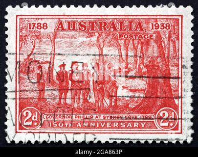 AUSTRALIEN - UM 1937: Eine in Australien gedruckte Briefmarke zeigt Gouverneur Arthur Phillip in Sydney Cove, 150. Jahrestag von New South Wales, um 193 Stockfoto