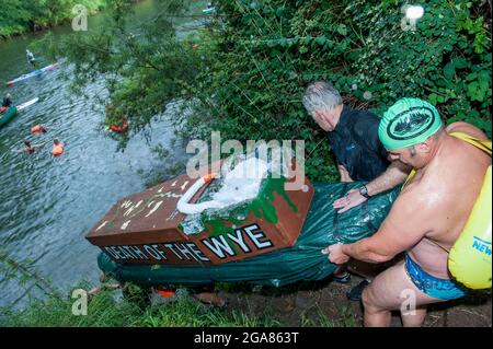 Die Spezialistin für Wildschwimmen und Autorin Angela Jones alias „The Wild Woman of the Wye“ führt ein 1-km-Bad im Monmouth-Abschnitt des Wye-Flusses, um auf den katastrophalen ökologischen Zustand des Flusses Wye und seine anhaltende Verschlechterung aufmerksam zu machen. Ein Nachbau-Sarg auf einem Paddelbrett wurde in den Fluss gesenkt und von Angela geschleppt, um den Tod des Wye darzustellen. Ihr Schwimmen ist Teil der #SaveTheWye, einer Dachkampagne zur Unterstützung und zum Aufbau eines Netzwerks von Organisationen und Einzelpersonen, die sich für den Schutz und die Wiederherstellung der Gesundheit des Flusses Wye und seiner Nebenflüsse einsetzen, sowohl für die Tierwelt als auch für die Menschen Stockfoto