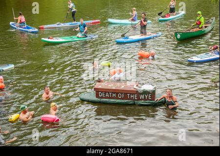 Die Spezialistin für Wildschwimmen und Autorin Angela Jones alias „The Wild Woman of the Wye“ führt ein 1-km-Bad im Monmouth-Abschnitt des Wye-Flusses, um auf den katastrophalen ökologischen Zustand des Flusses Wye und seine anhaltende Verschlechterung aufmerksam zu machen. Ein Nachbau-Sarg auf einem Paddelbrett wurde in den Fluss gesenkt und von Angela geschleppt, um den Tod des Wye darzustellen. Ihr Schwimmen ist Teil der #SaveTheWye, einer Dachkampagne zur Unterstützung und zum Aufbau eines Netzwerks von Organisationen und Einzelpersonen, die sich für den Schutz und die Wiederherstellung der Gesundheit des Flusses Wye und seiner Nebenflüsse einsetzen, sowohl für die Tierwelt als auch für die Menschen Stockfoto