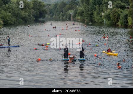 Die Spezialistin für Wildschwimmen und Autorin Angela Jones alias „The Wild Woman of the Wye“ führt ein 1-km-Bad im Monmouth-Abschnitt des Wye-Flusses, um auf den katastrophalen ökologischen Zustand des Flusses Wye und seine anhaltende Verschlechterung aufmerksam zu machen. Ein Nachbau-Sarg auf einem Paddelbrett wurde in den Fluss gesenkt und von Angela geschleppt, um den Tod des Wye darzustellen. Ihr Schwimmen ist Teil der #SaveTheWye, einer Dachkampagne zur Unterstützung und zum Aufbau eines Netzwerks von Organisationen und Einzelpersonen, die sich für den Schutz und die Wiederherstellung der Gesundheit des Flusses Wye und seiner Nebenflüsse einsetzen, sowohl für die Tierwelt als auch für die Menschen Stockfoto