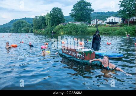 Die Spezialistin für Wildschwimmen und Autorin Angela Jones alias „The Wild Woman of the Wye“ führt ein 1-km-Bad im Monmouth-Abschnitt des Wye-Flusses, um auf den katastrophalen ökologischen Zustand des Flusses Wye und seine anhaltende Verschlechterung aufmerksam zu machen. Ein Nachbau-Sarg auf einem Paddelbrett wurde in den Fluss gesenkt und von Angela geschleppt, um den Tod des Wye darzustellen. Ihr Schwimmen ist Teil der #SaveTheWye, einer Dachkampagne zur Unterstützung und zum Aufbau eines Netzwerks von Organisationen und Einzelpersonen, die sich für den Schutz und die Wiederherstellung der Gesundheit des Flusses Wye und seiner Nebenflüsse einsetzen, sowohl für die Tierwelt als auch für die Menschen Stockfoto