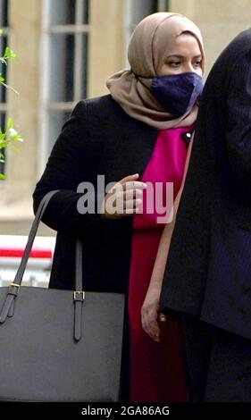 Apsara Begum, Labour-Abgeordnete für Poplar und Limehouse, verlässt das Snaresbrook Crown Court in London, wo die Jury ihre Beratungen in ihrem Verfahren wegen Wohnungsbetrugs begonnen hat. Frau Begum, 31, wird wegen drei Betrugsfällen angeklagt, weil sie zwischen Januar 2013 und März 2016 keine Informationen über Anträge auf Wohnimmobilien des rates offengelegt hat. Bilddatum: Donnerstag, 29. Juli 2021. Stockfoto