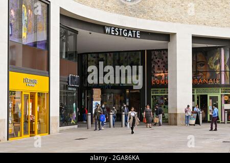 Oxford, England - 2021. Juni: Menschen, die aus dem Westgate Einkaufszentrum in Oxford laufen. Stockfoto