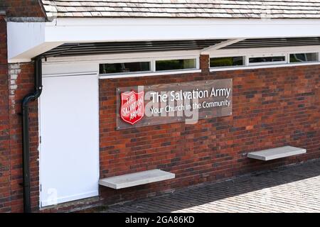 Poole, Dorset, England - 2021. Juni: Schild vor dem Zweig der Heilsarmee in der Nähe des Stadtzentrums von Poole Stockfoto