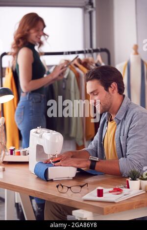 Studenten Oder Unternehmer, Die Zusammen Im Fashion Studio Arbeiten Stockfoto