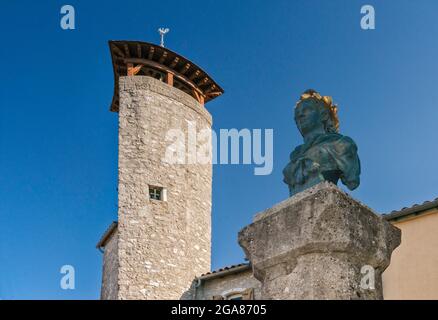 Portal Blanc, mittelalterliches Tor und Turm, Statue in der Stadt Le Caylar, Causse du Larzac, Gemeinde im Département Herault, Region Oskitanien, Frankreich Stockfoto