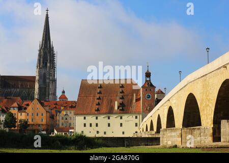 Mittelalterliche Stadt Regensburg mit Altstadt und Steinerne Brücke über die Donau in der Oberpfalz in Bayern in Deutschland Stockfoto