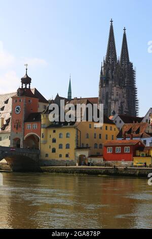 Mittelalterliche Stadt Regensburg mit Altstadt und Dom und Steinerne Brücke über die Donau in der Oberpfalz in Bayern in Deutschland Stockfoto