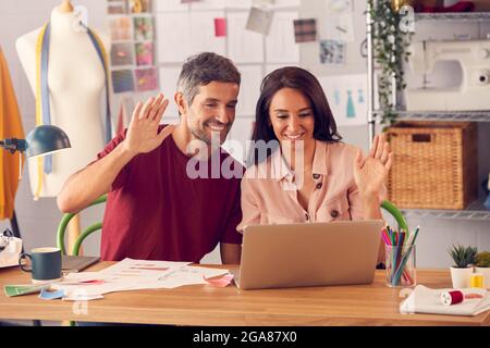 Männliche Und Weibliche Modedesigner Im Studio-Meeting Per Videoanruf Auf Dem Laptop Stockfoto