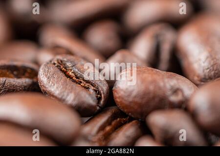 Nahaufnahme Makro eine Gruppe gerösteter brauner oder schwarzer Kaffeesorten Hintergrund Stockfoto