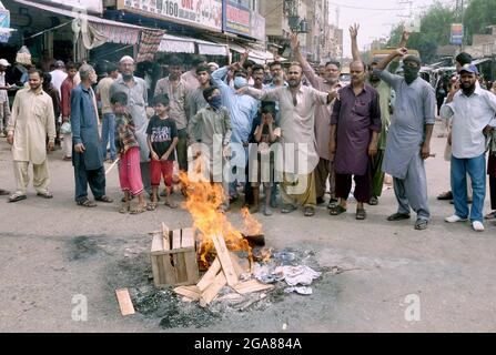 Karachi, Pakistan, 29. Juli 2021: Bewohner von Fakir Ka Pir blockieren Straßenverbrennungsreifen, als sie am Donnerstag, dem 29. Juli 2021, in Hyderabad eine Protestdemonstration gegen die längere Stromausfälle abhalten. Kredit: Asianet-Pakistan/Alamy Live Nachrichten Stockfoto