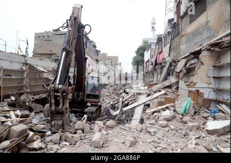 Karachi, Pakistan, 29. Juli 2021: Anti-Agrobment-Operation in Arbeit Abbruch von illegalem Agrobment während Anti-Agrobment-Aktion unter der Aufsicht der Karachi Municipal Corporation (KMC), auf dem Jubilee Market in Karachi am Donnerstag, 29. Juli 2021. Kredit: Asianet-Pakistan/Alamy Live Nachrichten Stockfoto