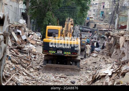 Karachi, Pakistan, 29. Juli 2021: Anti-Agrobment-Operation in Arbeit Abbruch von illegalem Agrobment während Anti-Agrobment-Aktion unter der Aufsicht der Karachi Municipal Corporation (KMC), auf dem Jubilee Market in Karachi am Donnerstag, 29. Juli 2021. Kredit: Asianet-Pakistan/Alamy Live Nachrichten Stockfoto