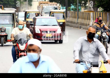 Karachi, Pakistan, 29. Juli 2021: Bürger tragen eine antivirale Gesichtsmaske, da die Zahl der Coronavirus-Fälle zunimmt, als vorbeugende Maßnahme gegen die Ausbreitung des Coronavirus (COVID-19), am Donnerstag, den 29. Juli 2021 in Karachi. Kredit: Asianet-Pakistan/Alamy Live Nachrichten Stockfoto