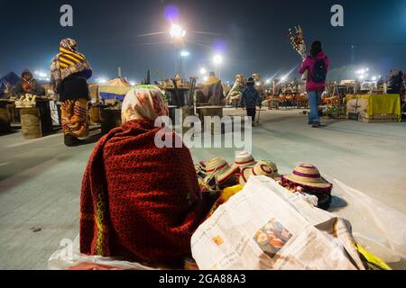 Kalkutta, Westbengalen, Indien - 31. Dezember 2018 : Handwerkserzeugnisse werden nachts auf der hastashilpomela oder auf der Kunsthandwerksmesse in Kalkutta verkauft. Stockfoto