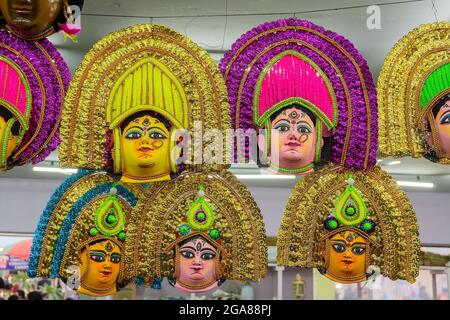 Bunte Chhou-Masken der Hindu-Göttin Durga, ausgestellt auf der Kunsthandwerksmesse in Kalkutta, Westbengalen, Indien. Stockfoto