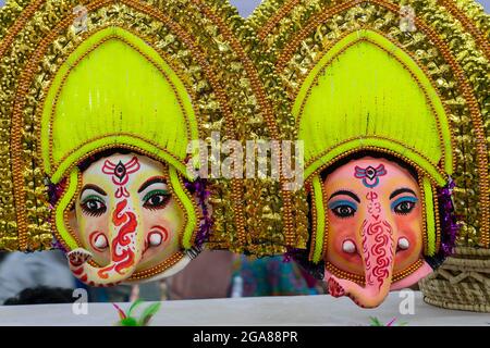 Bunte Chhou-Masken von Lord Ganesha, Indischer Hindu-Gott, zum Verkauf auf der Kunsthandwerksmesse, Kalkutta, Westbengalen, Indien. Stockfoto