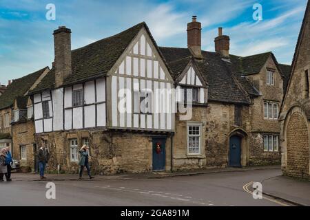 Eine Straße mit schönen alten Giebelhäusern, typisch englisch, im Dorf Lacock, Wiltshire, England, Großbritannien Stockfoto