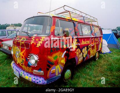 Hippie Van beim 25. Jahrestag des Woodstock Musikfestivals auf der Winston Farm in Saugerties, New York, 12. August 1994. Kredit: Mark Reinstein/MediaPunch Stockfoto