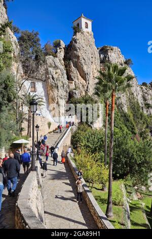 Das Dorf Guadalest liegt in der Provinz Alicante in der Region Valencia und Murcia, Spanien. Dies ist der Weg hinauf zum Eingang in den Berg Stockfoto