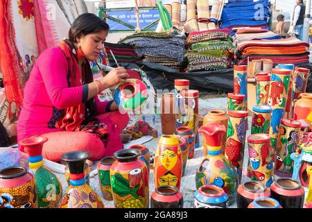 Kolkata, Westbengalen, Indien - 31. Dezember 2018 : Junge bengalische Künstlerin Frau malen Farben auf Terrakotta-Töpfe, Kunsthandwerk, zum Verkauf während Stockfoto