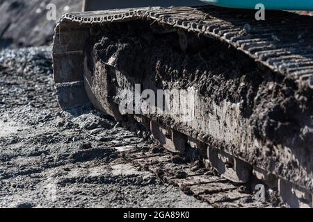 Detail eines schlammigen Gliederbandbaggers Stockfoto