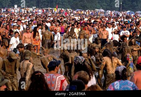 Saugerties, New York. 8-12-1994 Publikum bei der Eröffnung des Konzerts. Woodstock '94 war ein Musikfestival, das zum Gedenken an den 25. Jahrestag des ursprünglichen Woodstock-Festivals von 1969 organisiert wurde. Es wurde als '2 More Days of Peace and Music' gefördert. Das Plakat, das für das erste Konzert verwendet wurde, wurde überarbeitet, um zwei Vögel zu zeigen, die auf einem Griffbrett auf der Gitarre sitzen, anstatt des ursprünglichen. Das Konzert war für den 13. Und 14. August 1994 geplant, aber ein dritter Tag (12. August) wurde hinzugefügt. Das Wetter über das Wochenende war regnerisch, und am Samstag hatte sich ein Großteil des gesamten Feldes in Schlamm verwandelt. Das Ereignis t Stockfoto