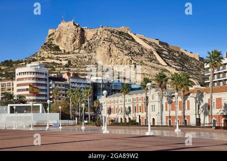 Die Burg von Santa Barbara hoch oben auf einem Vorgebirge mit Blick auf die Stadt Alicante, Spanien, mit der Esplanade im Vordergrund Stockfoto