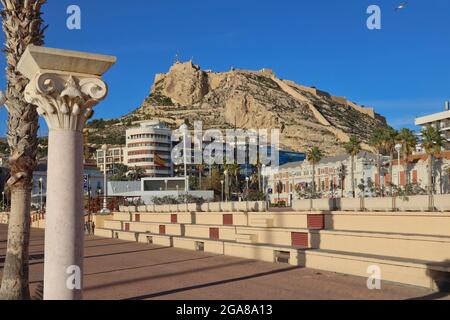 Die Burg von Santa Barbara hoch oben auf einem Vorgebirge mit Blick auf die Stadt Alicante, Spanien, mit der Esplanade im Vordergrund Stockfoto