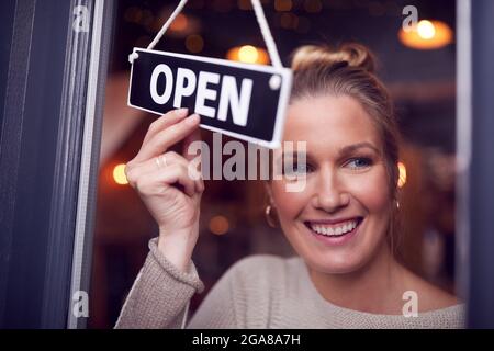 Inhaberin Eines Kleinen Unternehmens, Das Sich An Der Ladentür Öffnet Stockfoto