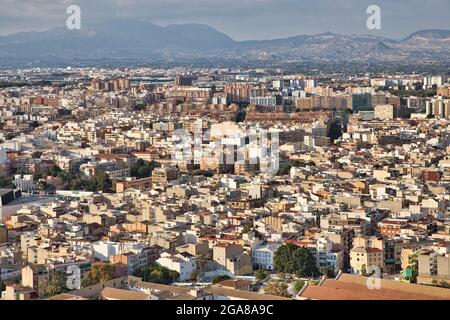 Ein Luftbild westlich von Alicante Stadt von der Burg von Santa Barbara hoch oben auf einem Vorgebirge, Alicante, Spanien Stockfoto