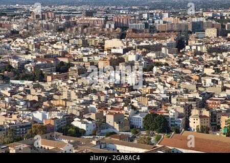 Ein Luftbild westlich von Alicante Stadt von der Burg von Santa Barbara hoch oben auf einem Vorgebirge, Alicante, Spanien Stockfoto