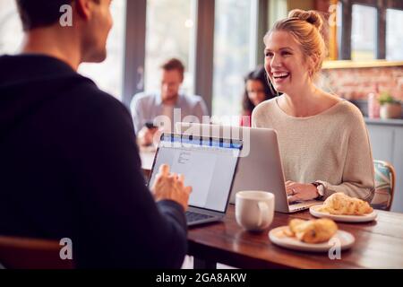 Geschäftsbeziehung Mit Laptops Mit Informellem Meeting Im Coffee Shop Stockfoto
