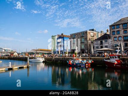 Sutton Harbour in Plymouth an einem schönen Sommertag Stockfoto