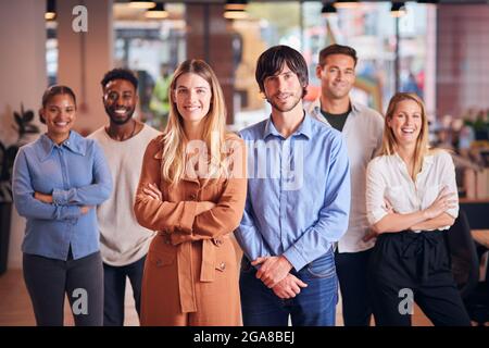Portrait Des Multi-Cultural Business Teams In Einem Modernen Multi-Cultural Office Stockfoto