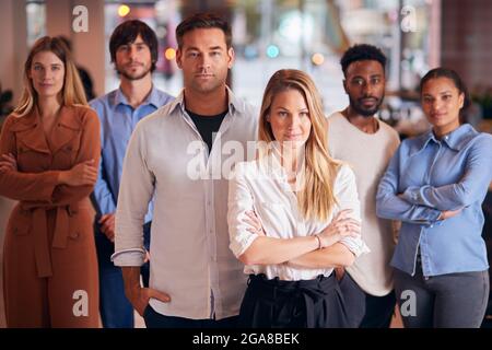 Portrait Des Multi-Cultural Business Teams In Einem Modernen Multi-Cultural Office Stockfoto