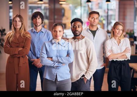 Portrait Des Multi-Cultural Business Teams In Einem Modernen Multi-Cultural Office Stockfoto