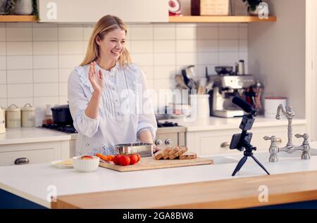 Weibliche Vlogger, Social Media Video über das Kochen für das Internet Stockfoto