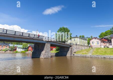 Porvoo, Finnland - 12. Juni 2015: An einem sonnigen Tag wandern die Menschen über die Alte Brücke von Porvoo Stockfoto