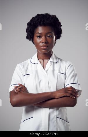 Studio Portrait Einer Ernsthaften Jungen Krankenschwester, Die Uniform Gegen Einen Einfachen Hintergrund Trägt Stockfoto