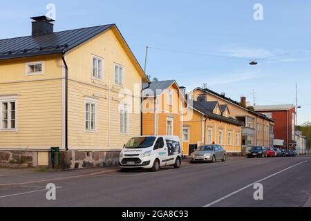 Porvoo, Finnland - 7. Mai 2016: Blick auf die Straße mit bunten finnischen Holzhäusern, der Altstadt von Porvoo, einfachen Menschen und geparkten Autos sind auf der Straße Stockfoto