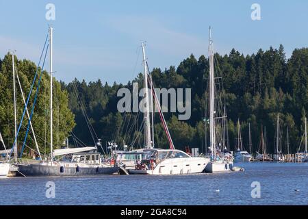 Porvoo, Finnland - 16. Juli 2016: Yachten liegen in der Marina der Stadt Porvoo, die Menschen sind auf Booten Stockfoto