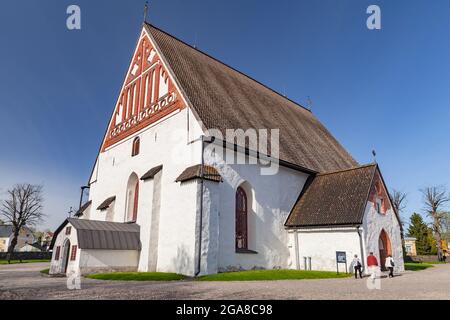 Porvoo, Finnland - 7. Mai 2016: Menschen gehen in der Nähe der Kathedrale von Porvoo spazieren. Es ist eine Kathedrale der Evangelisch-Lutherischen Kirche Finnlands. Es wurde eingebaut Stockfoto