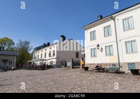 Porvoo, Finnland - 7. Mai 2016: Blick auf die Valikatu-Straße, die Menschen befinden sich auf der Straße der Altstadt von Porvoo Stockfoto