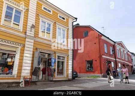 Porvoo, Finnland - 7. Mai 2016: Touristen spazieren auf der Straße der alten Stadt Porvoo Stockfoto