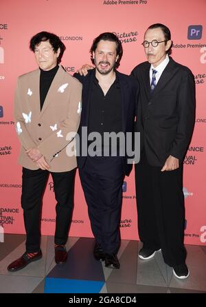 Regisseur Edgar Wright (Mitte) und die Dokumentarfilme Ron (rechts) und Russell Mael (links) des amerikanischen Pop-Rock-Duos Sparks besuchen die britische Premiere der Sparks Brothers beim Sundance London Film Festival im Picturehaus Central Cinema im Zentrum von London. Bilddatum: Donnerstag, 29. Juli 2021. Bildnachweis sollte lauten: Aaron Chown/PA Wire Stockfoto